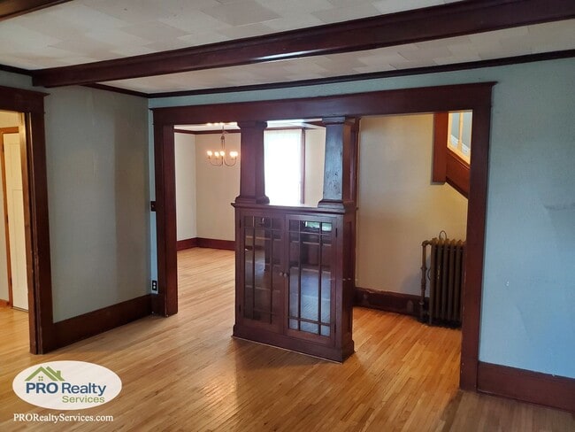 Building Photo - Charming 4 Bedroom Home