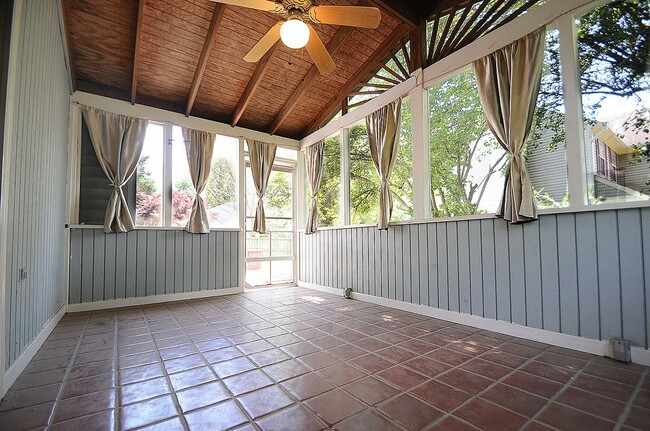 Building Photo - Classic 4 Bed 3.5 Single Family Home Sitti...