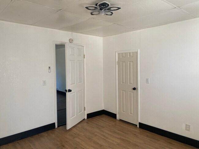 Building Photo - 309 N Louisa Ave