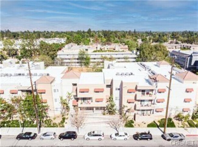 Building Photo - 9610 Zelzah Ave