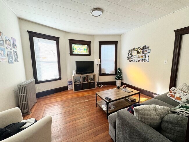 Building Photo - 692 Columbia Rd