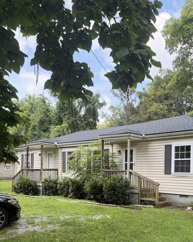 Building Photo - 2 Bed 1 Bath Duplex | East Nashville
