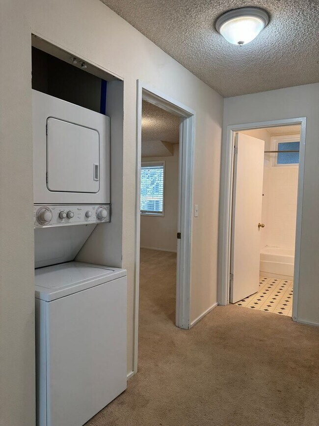 Building Photo - Refreshed Rental Rate One-Bedroom Condo Lo...