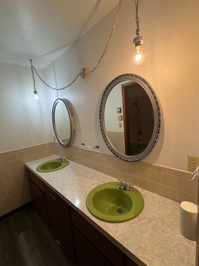 Building Photo - Country living at its best! Traditional farm house avail NOW