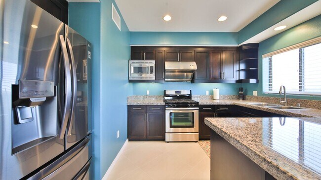Building Photo - Beautiful 3 Bed/ 2.5 Baths Condo