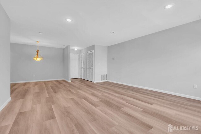 Building Photo - 213 Main St