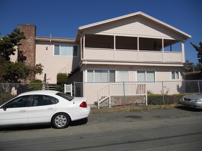 Front - 652 Clara St