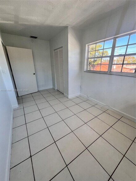 Building Photo - 608 SW 15th Ave