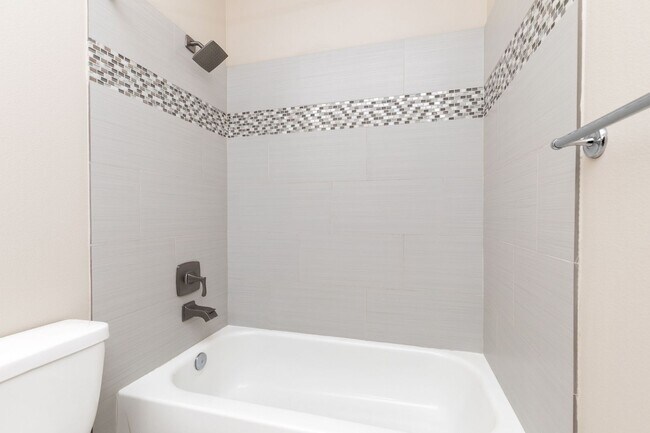 Building Photo - Beautifully Updated 2 Bedroom 2 Bath Sammamish Condo in Sundance at Klahanie!