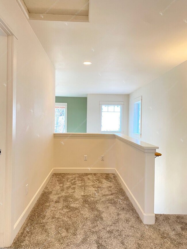 Building Photo - Light-Filled Awbrey Butte Retreat