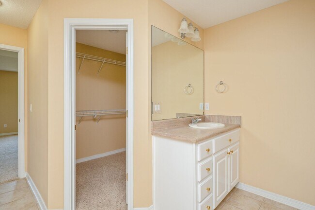 Building Photo - Spacious Home in Navarre!