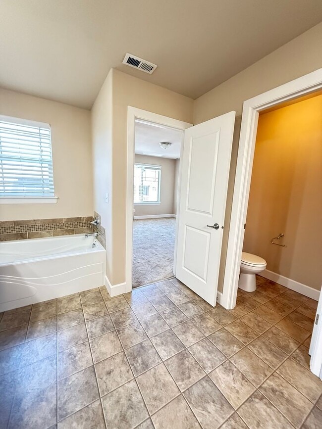Building Photo - New! 3BD/2.5BTH Modern Townhouse in Greekb...