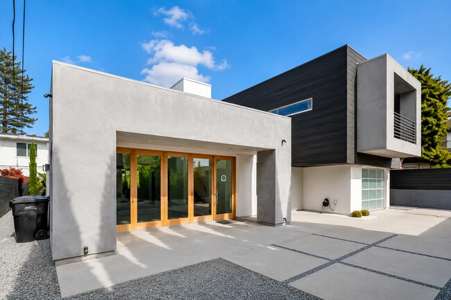 Building Photo - Contemporary Luxury Living in the Heart of La Jolla Village