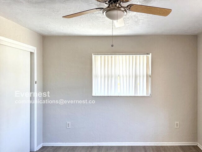 Building Photo - 2 Brentwood Ln