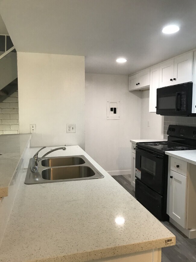 Building Photo - Coming Soon - Gorgeous 2 bedroom / 1 bathroom in Marina Village