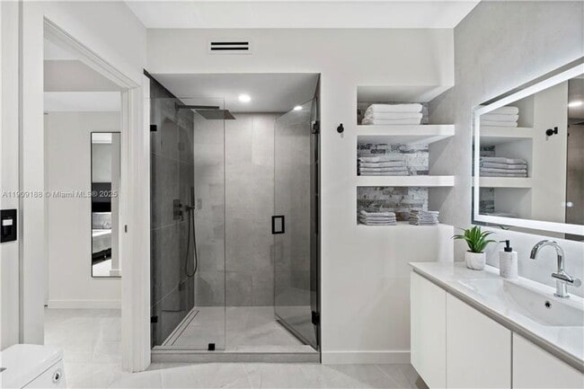 Building Photo - 1101 N 14th Ave