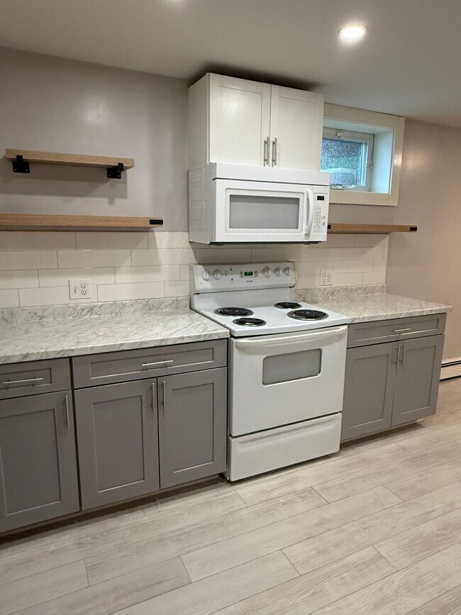 Building Photo - Dunbar Ave (121)