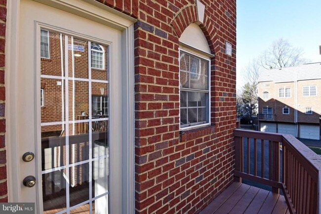 Building Photo - 2400 N Greenbrier Ct