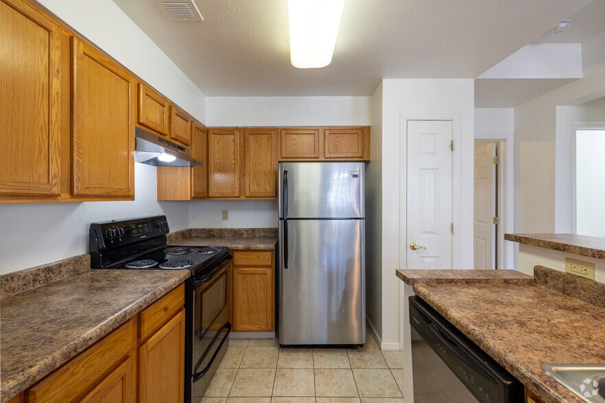 2BR, 2BA - 997SF - Kitchen - Huntington Ridge Apartments