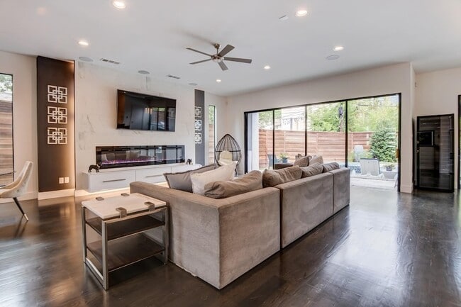 Building Photo - 5017 Milam St