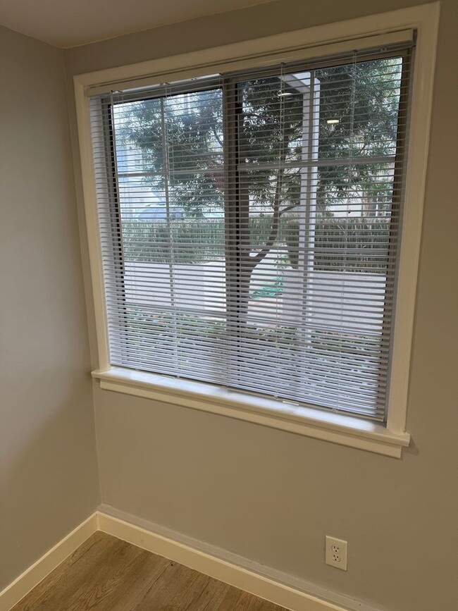 Building Photo - Studio Apartment -Open House  Tuesday at 5pm