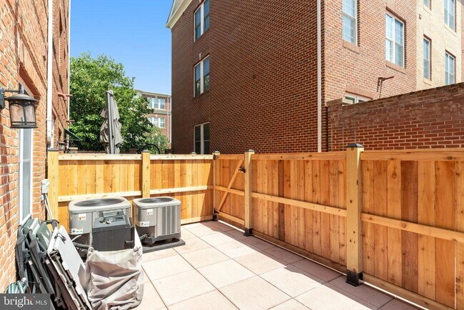 Building Photo - 906 Slaters Ln