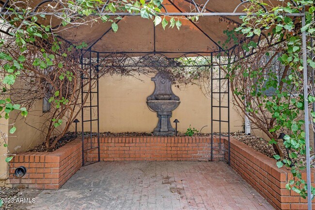 Building Photo - 8844 E San Rafael Dr