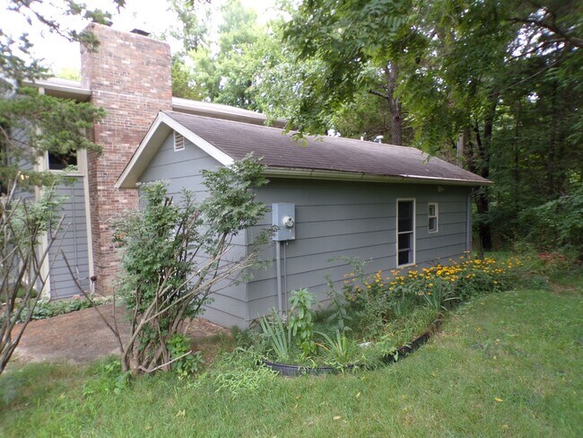 Building Photo - Unique 2 Bed 2.5 Bath Country Home!