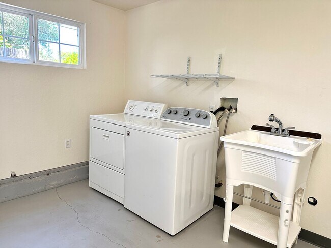 Building Photo - Beautiful 4 Bed 3 Bath Home with Attached ...