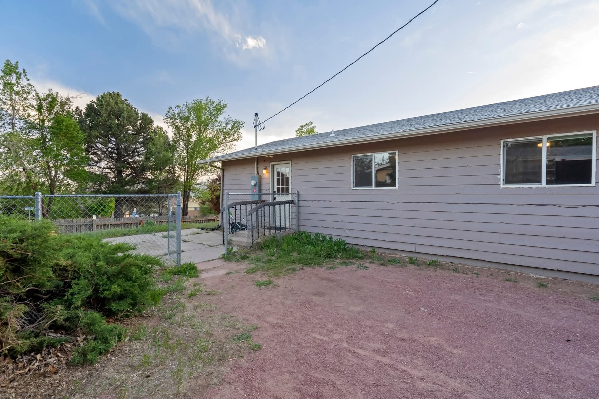 Building Photo - 1400 Acacia Dr