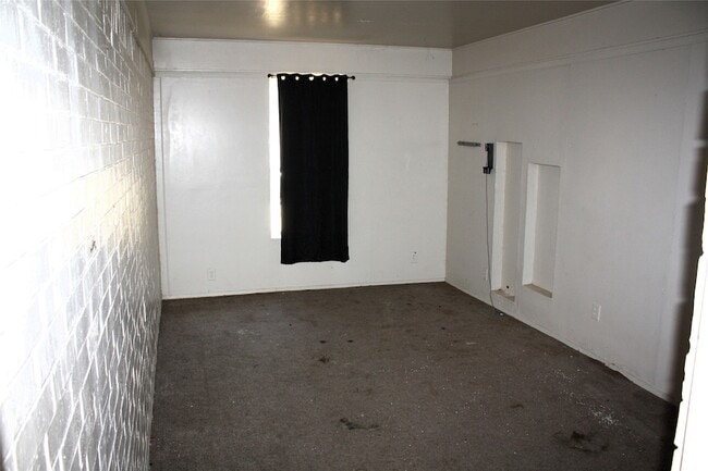 Building Photo - 423 Waller Dr