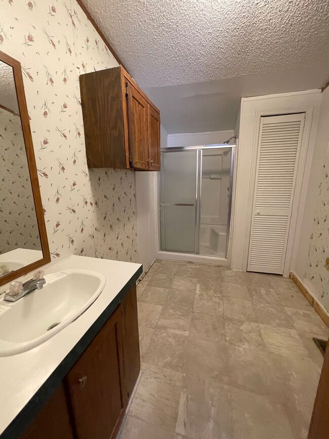 Building Photo - 3 BR, 2 BA doublewide in Pikeville!