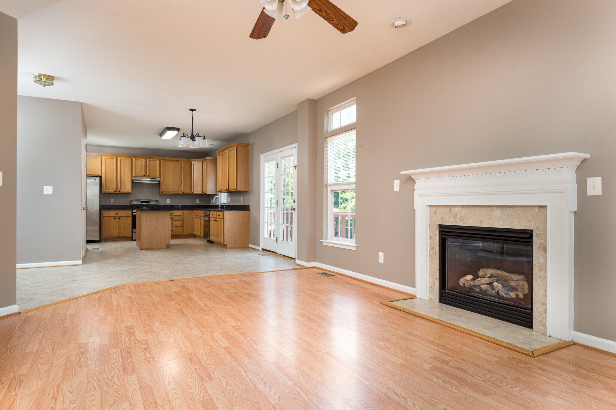 Family room off of kitchen - 15121 Toccoa Ct