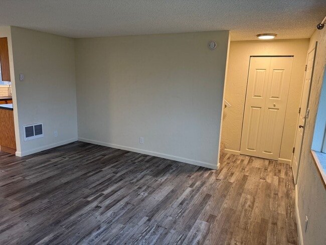 Building Photo - Beautifully updated 2 bedroom 1.5 bath duplex in Springfield!