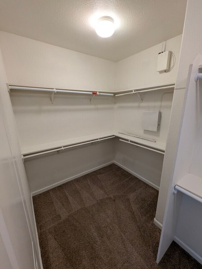 Building Photo - Well-Appointed Fairfield 4/2.5 Home with Excellent Location + Price