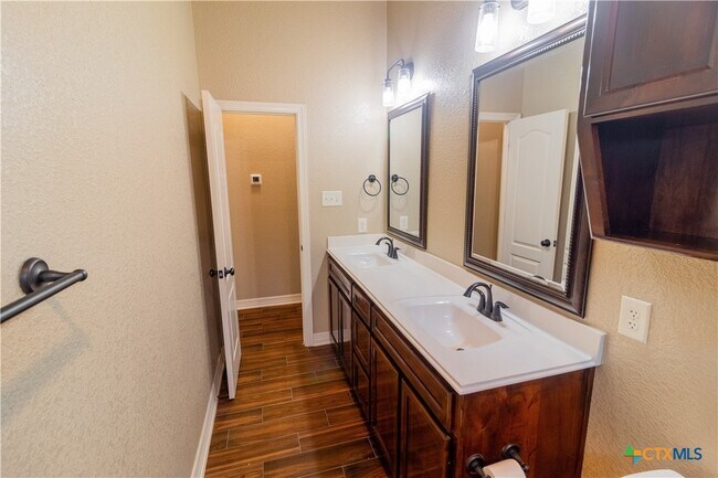 Building Photo - 2033 Catkins Ln