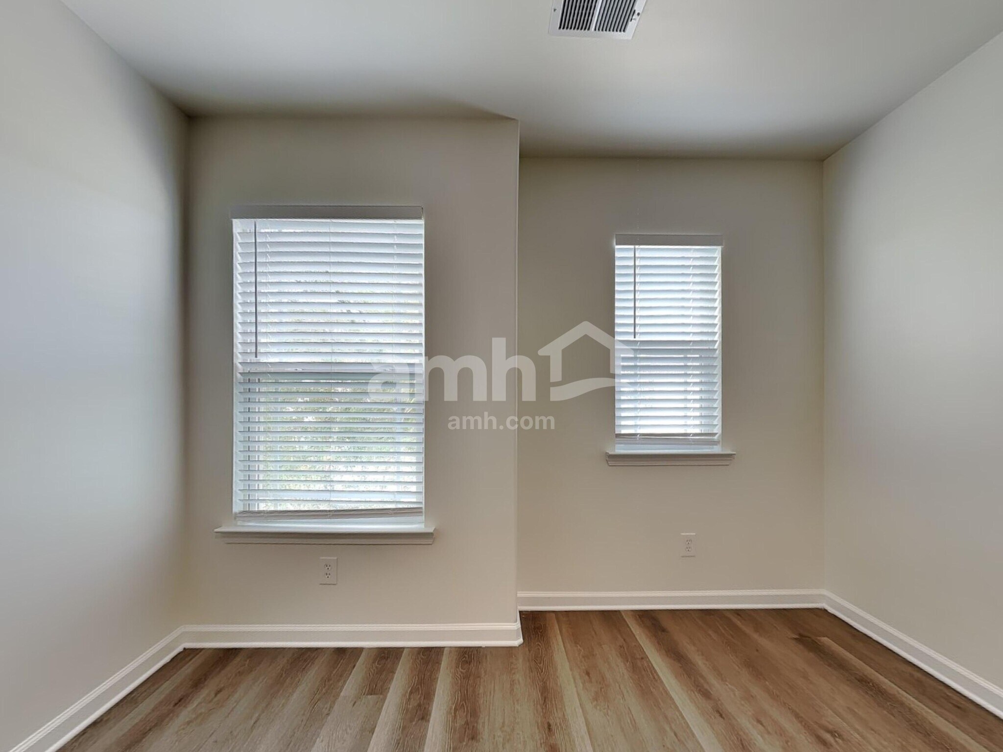 Building Photo - 220 Summer Hill Way