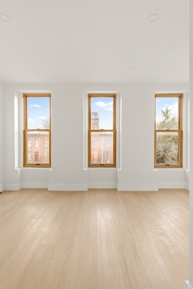 Building Photo - 744 Lexington Ave