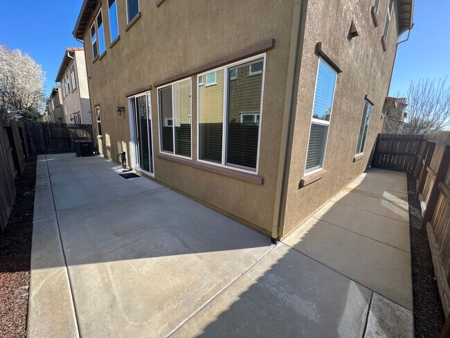 Building Photo - 3 Bedroom | 2.5 Bathroom | Sun Dance Lake ...