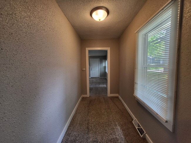 Building Photo - 1 Bedroom home with garage!