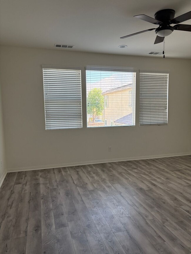 Building Photo - Beautiful 3-Bedroom, 2.5 bath in the  Glen...