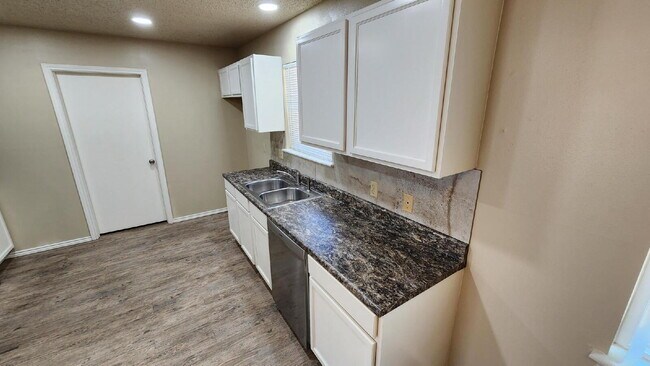 Building Photo - Half off first full month's rent/Southwest...