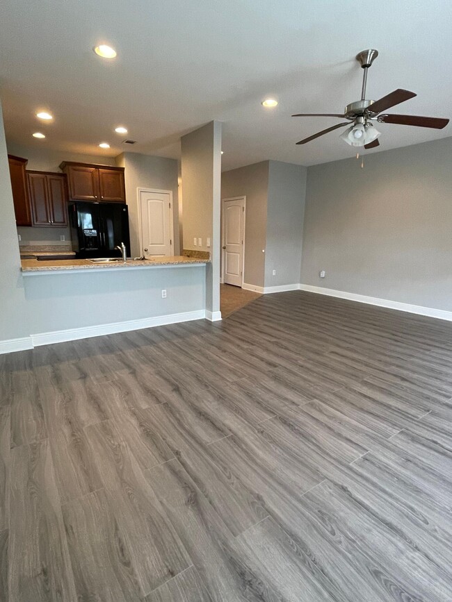 Building Photo - 122 Iron Horse Dr E