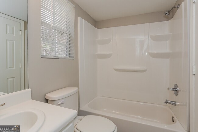 Building Photo - 1234 Justin Ln