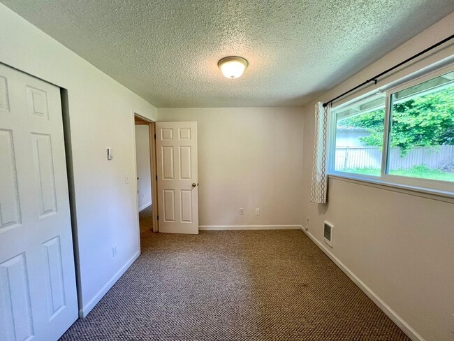 Building Photo - (#738) Duplex Near Squaxin Park - Water/Se...