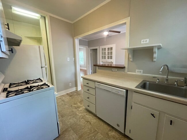 Building Photo - Charming Down Stairs Apartment In South Highland