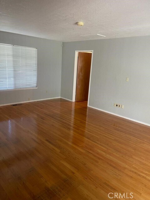 Building Photo - 1004 Wellington Dr