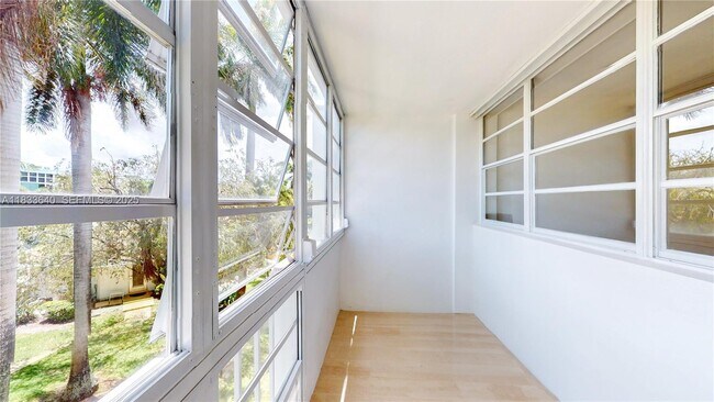 Building Photo - 1333 E Hallandale Beach Blvd