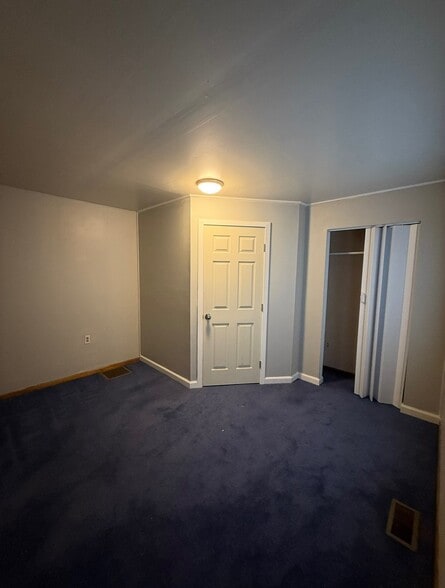 Building Photo - 552 Main St