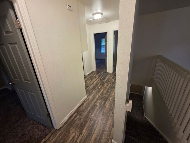 Building Photo - Massive 5 Bedroom Townhouse in Aurora
